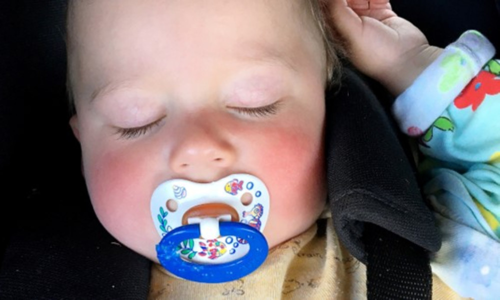 incorporating pacifiers into sleep training